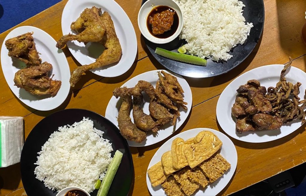 Kuliner Pasar Oro-Oro Dowo - ayam goreng malabar