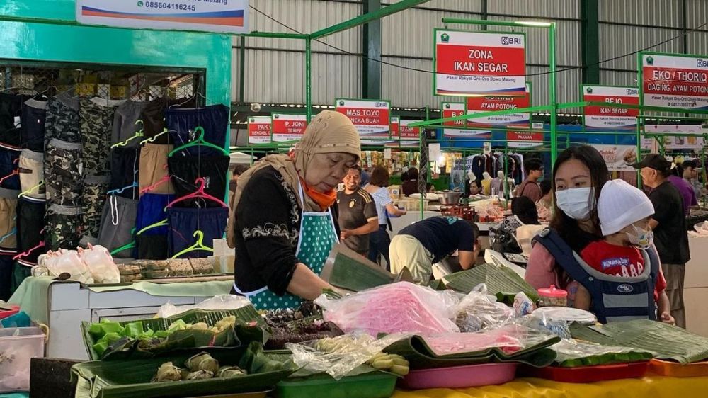 Kuliner Pasar Oro-Oro Dowo - Cenil dan Lupis Hj Mistiani
