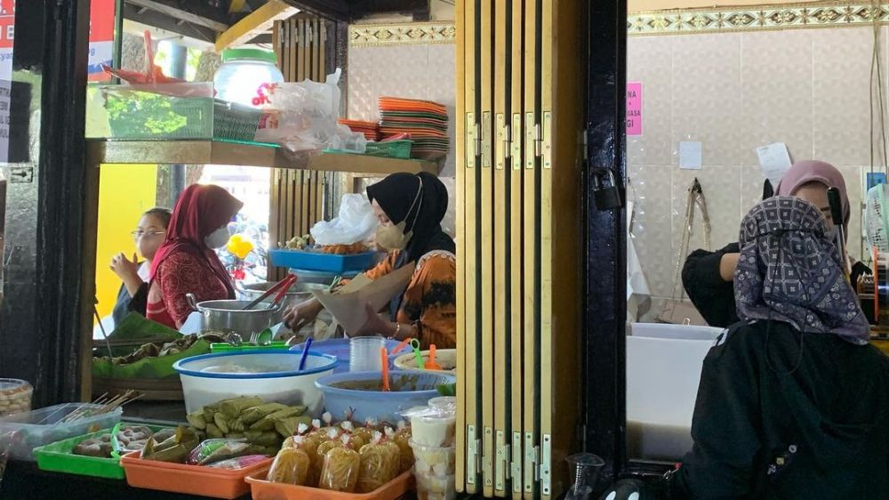Kuliner Pasar Oro-Oro Dowo - Nasi Buk Bu Supina